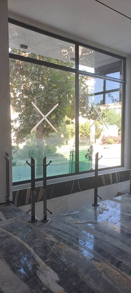 چرا تجربه در اجرای نمای شیشه‌ای فریم لس مهم است؟