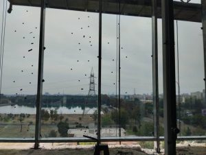 ویژگی‌های برتر یک اجراکننده حرفه‌ای نمای شیشه‌ای فریم لس