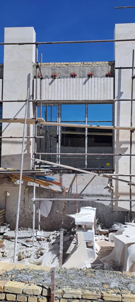 اجرای نمای شیشه‌ای کرتین وال چه تفاوتی با سیستم ترمال بریک دارد؟