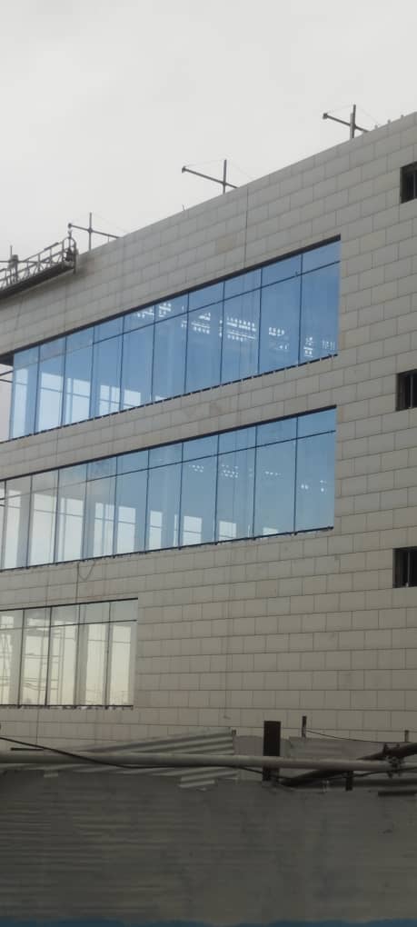 نمای کرتین وال یا فریم لس؟ تفاوت‌ها و چالش‌های اجرایی هر کدام