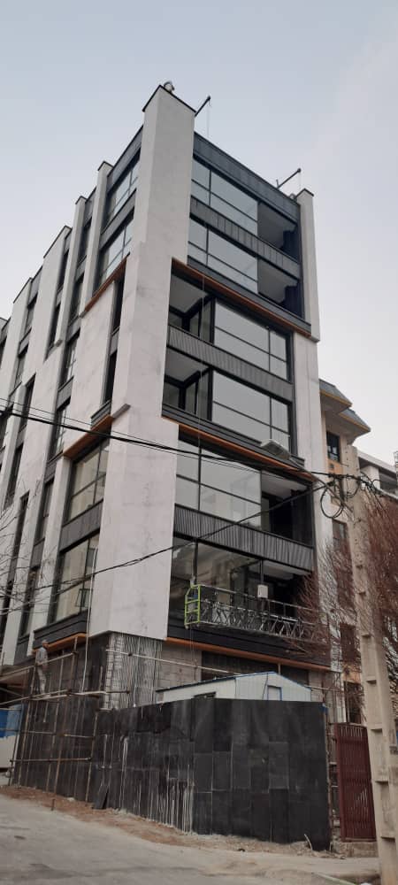 Detail کف کرتین وال با درپوش آب‌بند (Bottom Sill with Drainage Cap)