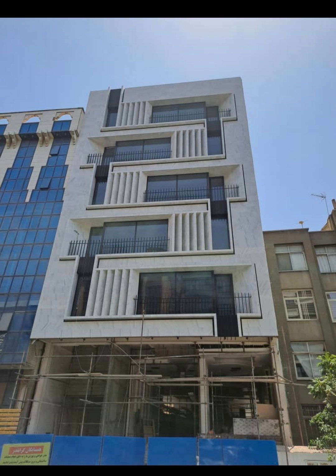 اجرای نمای شیشه‌ای کرتین وال؛ تلفیق دقت مهندسی و زیبایی مدرن