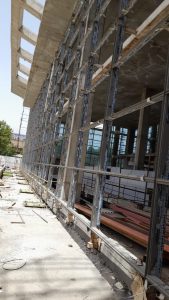 چرا ما بهترین انتخاب برای اجرای نمای شیشه‌ای کرتین‌وال هستیم؟