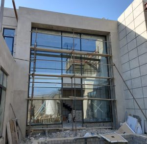 کرتین وال یا فریم لس؟ بررسی نمای بیرونی